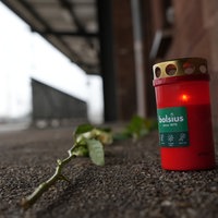 Blumen und Kerzen liegen am Bahnsteig