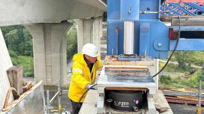 Arbeiten am unteren Teil einer Brücke 