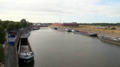 Der Duisburger Hafen bei Niedrigwasser im August 2026