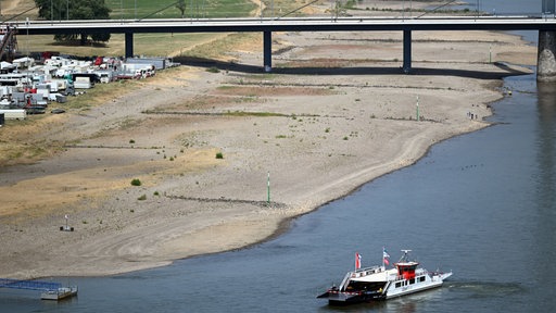 Ein Schiff fährt am Rheinufer. Düsseldorf, 24.07.2026