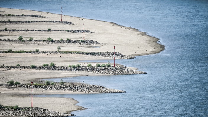 Niedrigwasser am Rhein in Duisburg