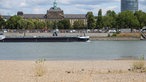 Schiff fährt auf dem Rhein in Düsseldorf