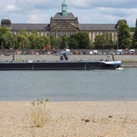 Schiff fährt auf dem Rhein in Düsseldorf