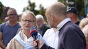 Eine Frau wird von einem Moderator interviewt