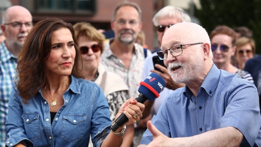 Ein Mann wird von einer Moderatorin interviewt