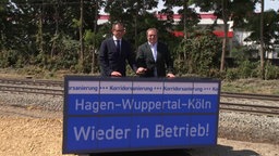 NRW-Verkehrsminister Krischer bei der Wiedereröffnung der sanierten Bahnstrecke Hagen-Wuppertal-Köln