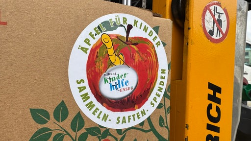 Der fertige Apfelsaft beriet für den Transport.