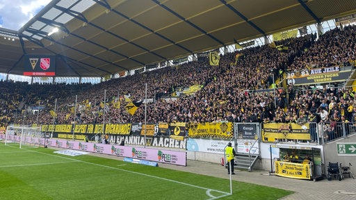 Volle Tribüne am Tivoli Aachen
