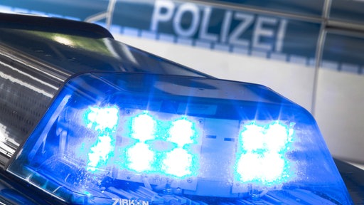 Polizeisymbol auf einem Streifenwagen
