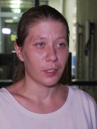 Eine Frau schaut müde in die Kamera