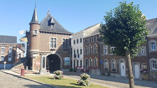 Die Hauptstraße von Clermont-sur-Berwinne mit dem ehemaligen Rathaus über der Straße