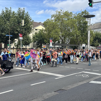 Menschen laufen beim Christopher Street Day von Aachen auf der Straße