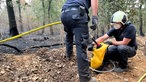 Zwei Einsatzkräfte bei den Löscharbeiten im Hürtgenwald