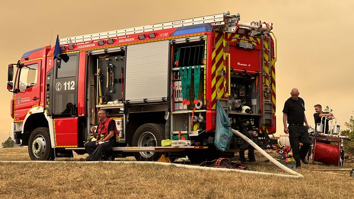 Ein Feuerwehrfahrzeug mit viel Material und Werkzeug