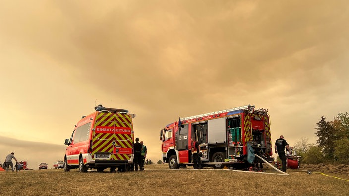 Ein Feuerwehrfahrzeug und ein Fahrzeug der Einsatzleitung 