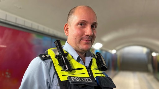 Polizist Sven Geilus im Bahnhof 