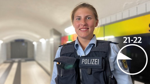 Foto einer Polizistin im Bahnhof 