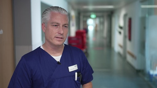Torsten Mülly, Notfallsarzt im Gang des Krankenhauses