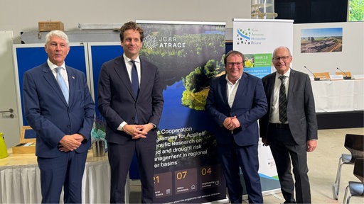 Treibgut-Versuch im Institut für Wasserbau und Wasserwirtschaft RWTH Aachen