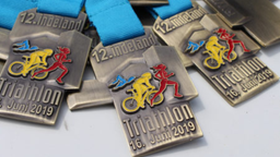 Medaillen für die Sieger des Indeland-Triathlons