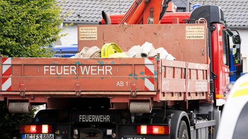Einsatzfahrzeug der Feuerwehr mit vollgeladener Ladefläche
