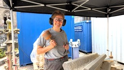 Alice Eichhorn bei der Arbeit an einer der Fialen des Aachener Doms