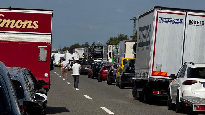Stau auf A4: Fahrer stehen auf Autobahn