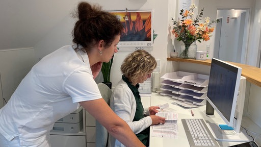 Dr. med. Anna Küsters mit einer Kollegin in ihrer Praxis.