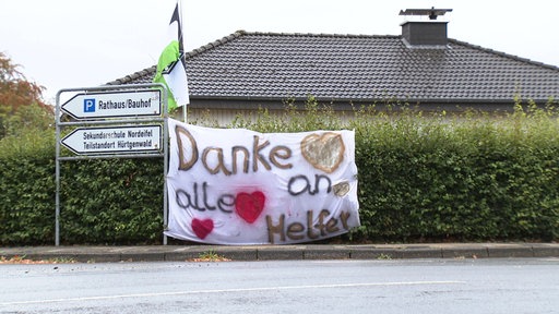 Auf einem weißen Bettlaken in Hürtgenwald steht groß "Danke an alle Helfer"