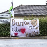 Auf einem weißen Bettlaken in Hürtgenwald steht groß "Danke an alle Helfer"