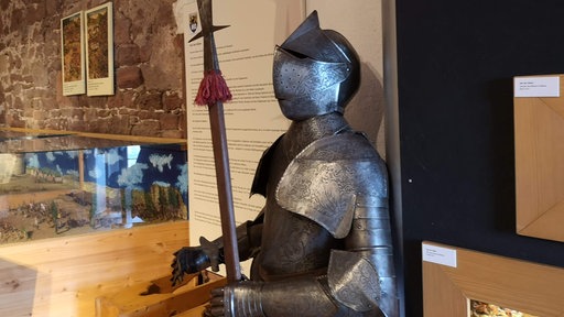 Ritterrüstungen und alte Waffen sind hier ausgestellt