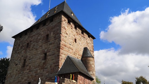 In diesem Turm ist das Burgenmuseum untergebracht.
