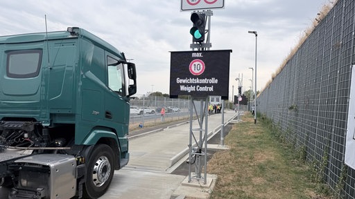 LKW fährt auf Wage auf
