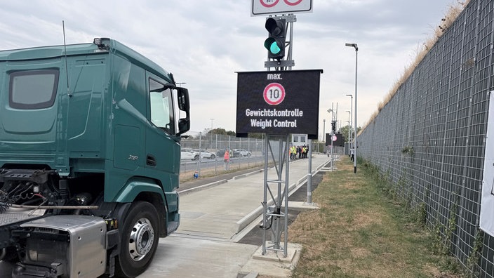 LKW fährt auf Wage auf