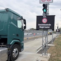 LKW fährt auf Wage auf