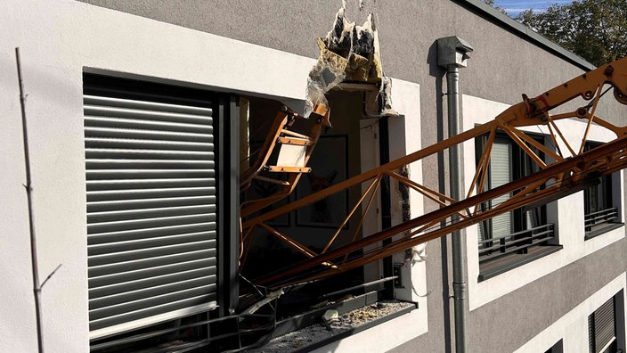 Zu sehen ist ein Kran, der in Jülich auf ein Wohnheim gestürzt ist.