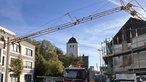 Zu sehen ist ein Kran, der in Jülich auf ein Wohnheim gestürzt ist.