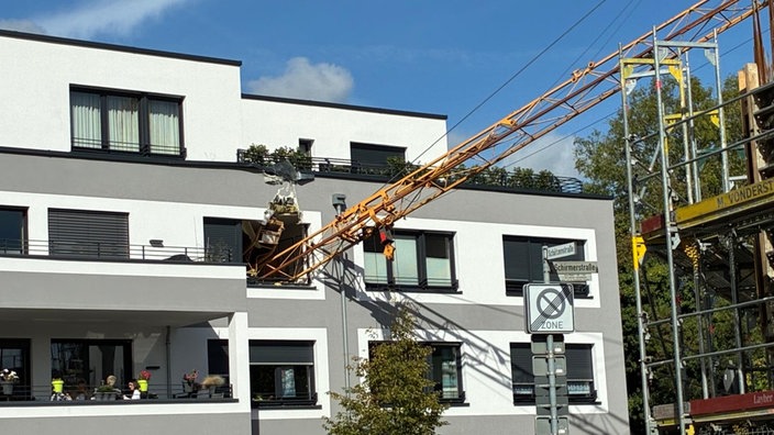 Zu sehen ist ein Kran, der in Jülich auf ein Wohnheim gestürzt ist.