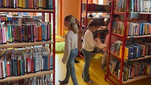 Kinder in einer Bücherei