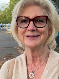 Eine Frau steht auf einem Parkplatz