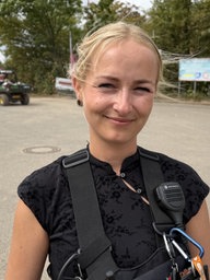 Junge Frau guckt in die Kamera
