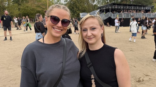 Junge Frauen gucken in die Kamera