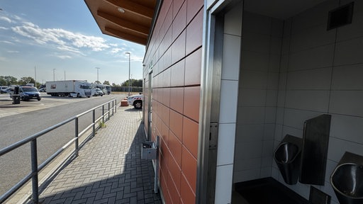 Sanitärbereich des Rastplatzes Rur-Scholle, der im ADAC-Test kritisiert wurde