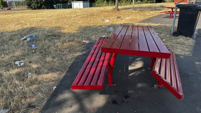 Verbogene Sitzbank auf dem Rastplatz Rur-Scholle bei Düren.
