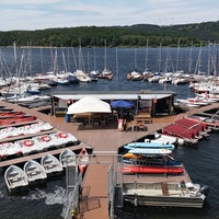 Die "RurseeZeit" sieht aus wie ein kleiner Inselhafen im Wasser