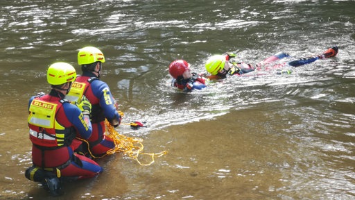 Bei Rettungsaktionen geht es nach Möglichkeit nur im Team ins Wasser.