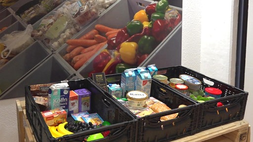 Zwei Kisten voll mit frischem Obst und Gemüse und anderem Essen bei der Dürener Tafel