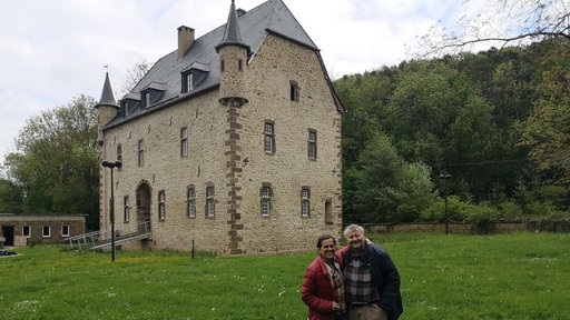 Das Ehepaar Waldmann steht vor Burg Gödersheim