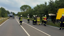 Mehrere Einsatzkräfte und ein Hubschrauber stehen am Unfallort auf der L264