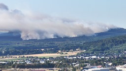 Dichter Rauch eines Waldbrands steigt über dem Hürtgenwald auf